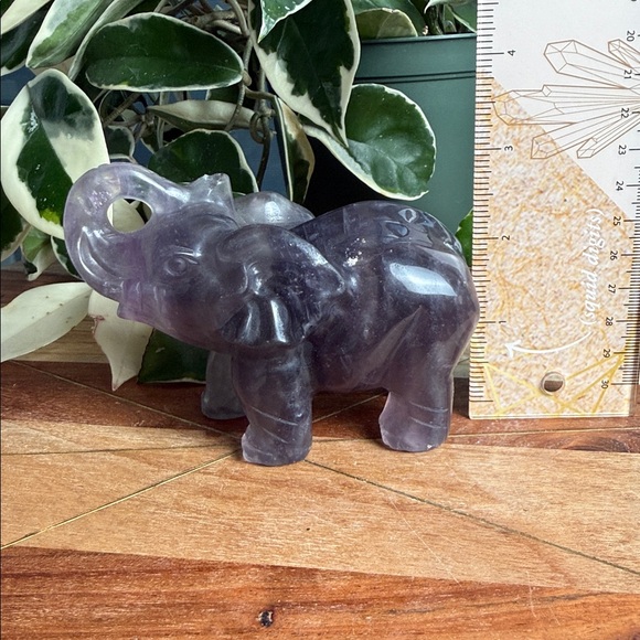 Purple fluorite elephant with mica - Picture 6 of 6